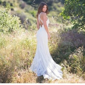 Elegant White Lace Backless Wedding Dress